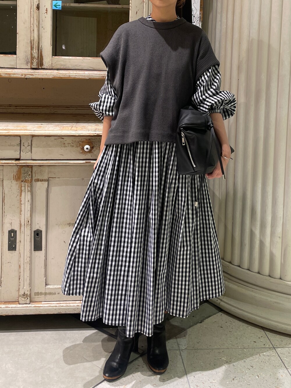 グレー系のシャツ/ブラウス、ブラック系のショルダーバッグ、ブラック系のワンピースを着用したレディースの冬コーディネートの3枚目の写真