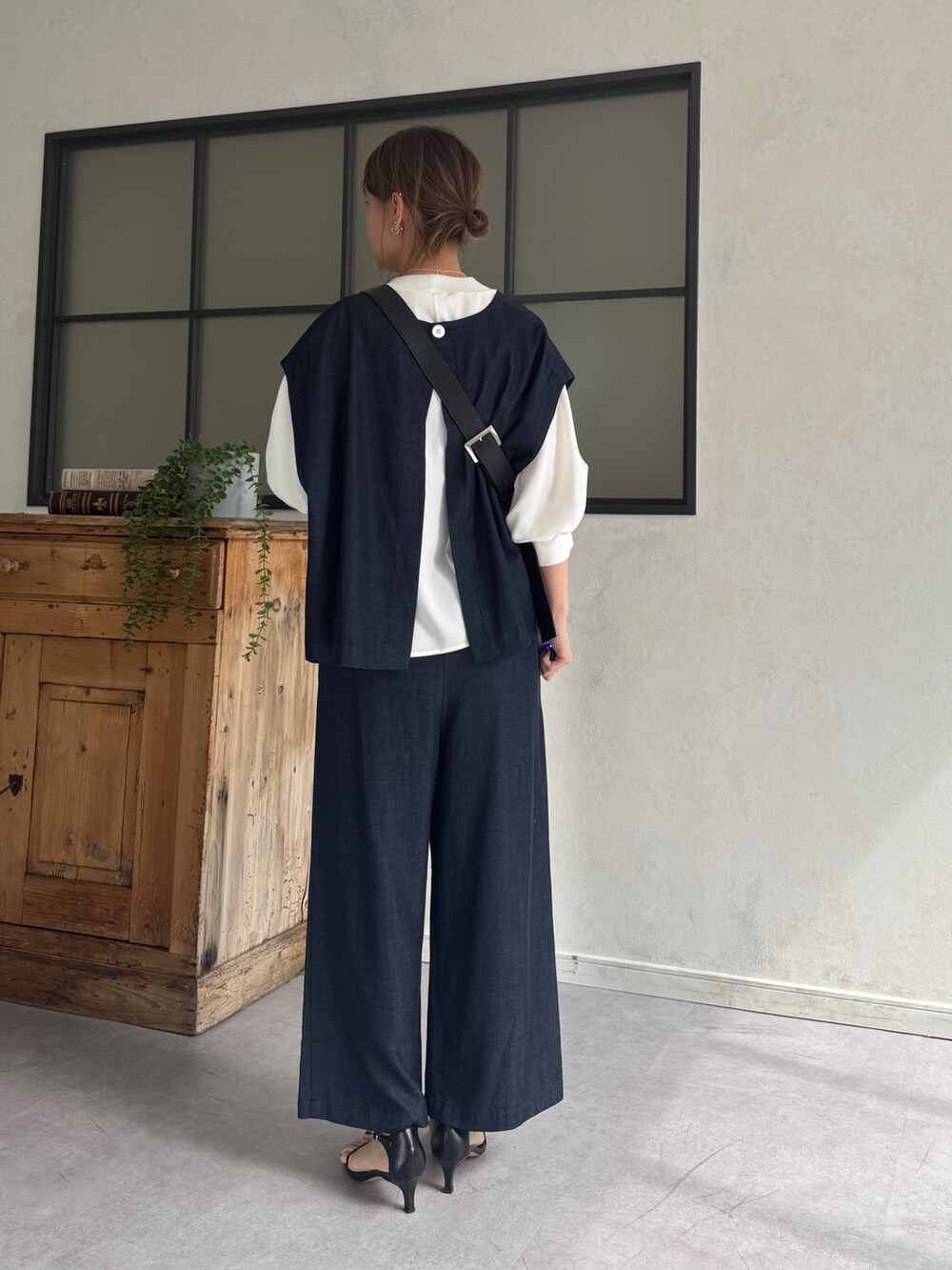 ブルー系のシャツ/ブラウス、ブルー系のその他パンツ、ホワイト系のシャツ/ブラウスを着用したレディースの春コーディネートの3枚目の写真