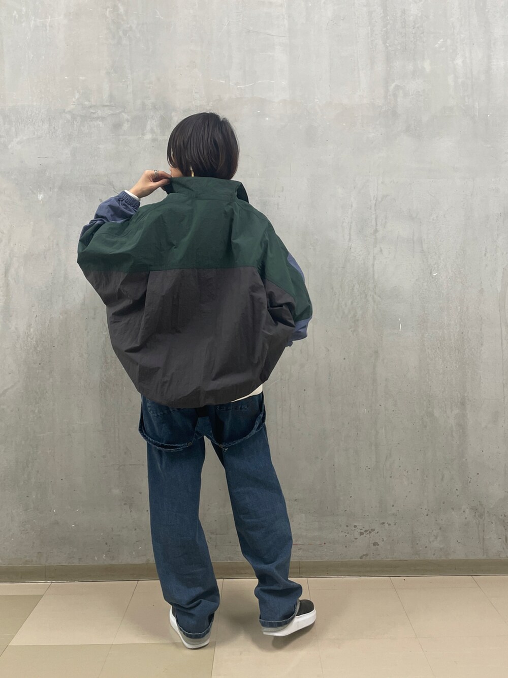 ホワイト系のトップス、グレー系のブルゾン、ホワイト系のTシャツ/カットソーを着用したレディースの秋コーディネートの2枚目の写真