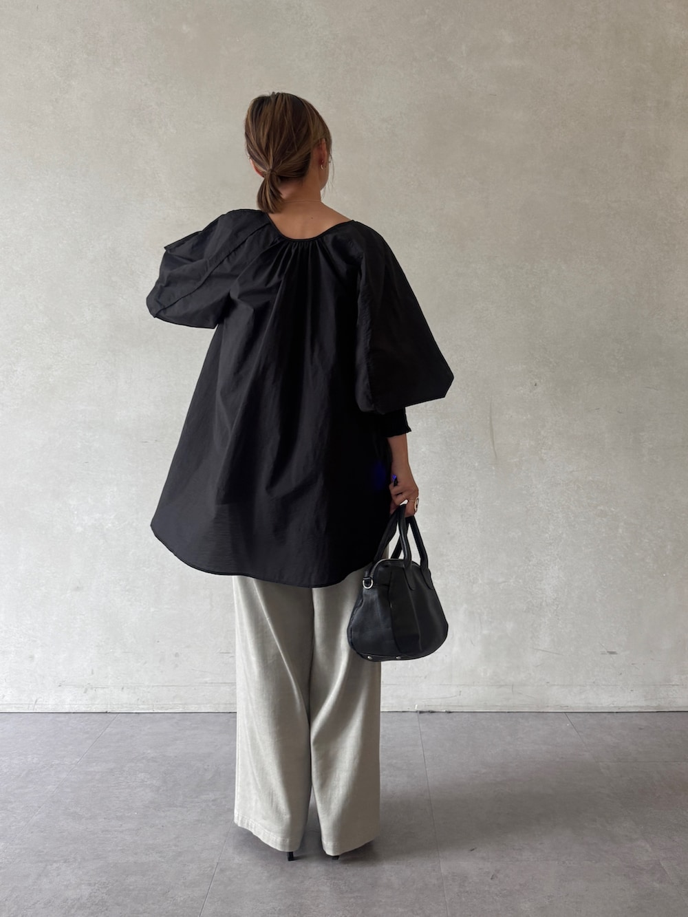 ブラック系のシャツ/ブラウス、ブラック系のシャツ/ブラウス、ブラック系のボストンバッグを着用したレディースの冬コーディネートの3枚目の写真