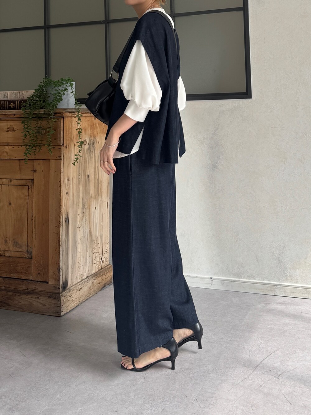 ブルー系のシャツ/ブラウス、ブルー系のその他パンツ、ホワイト系のシャツ/ブラウスを着用したレディースの春コーディネートの2枚目の写真