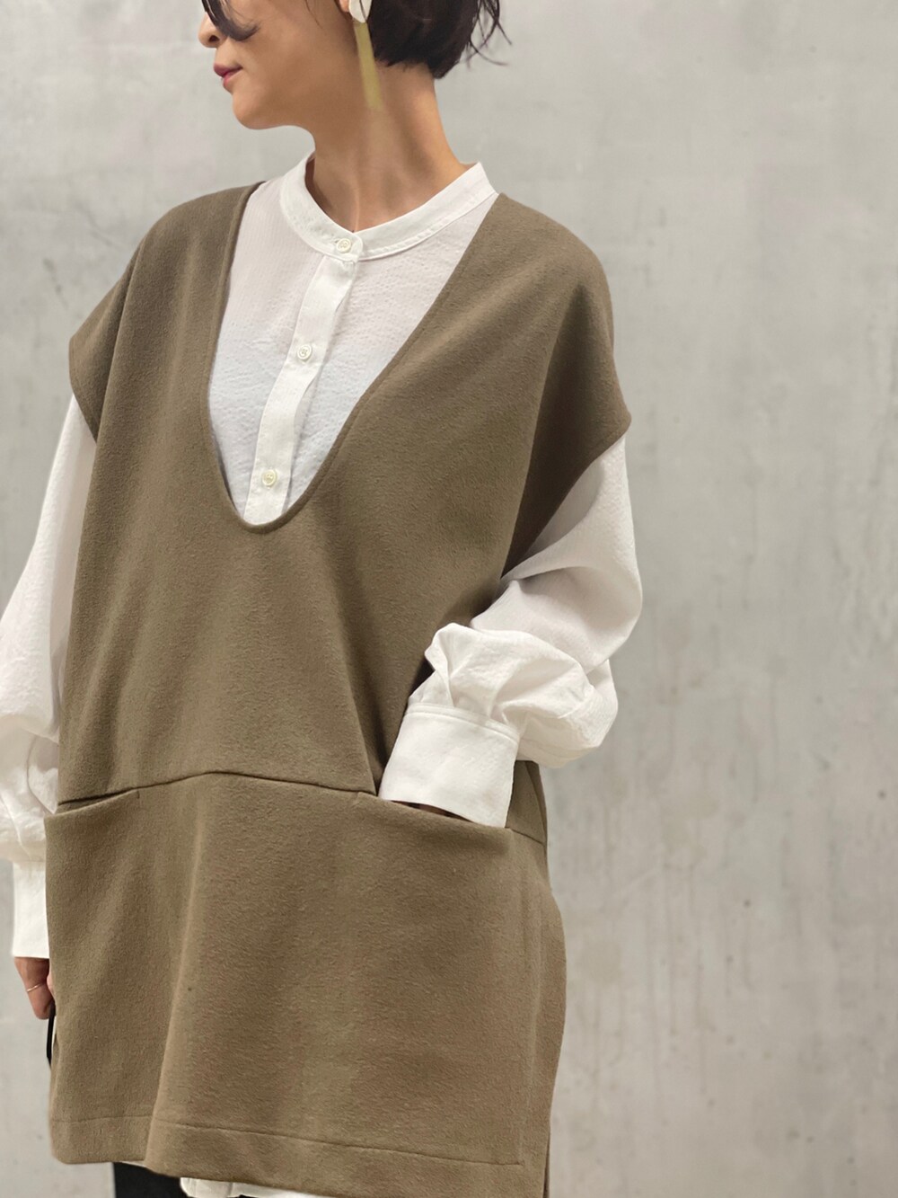 ホワイト系のシャツ/ブラウス、ブルー系のその他パンツ、ホワイト系のトップスを着用したレディースの秋コーディネートの2枚目の写真