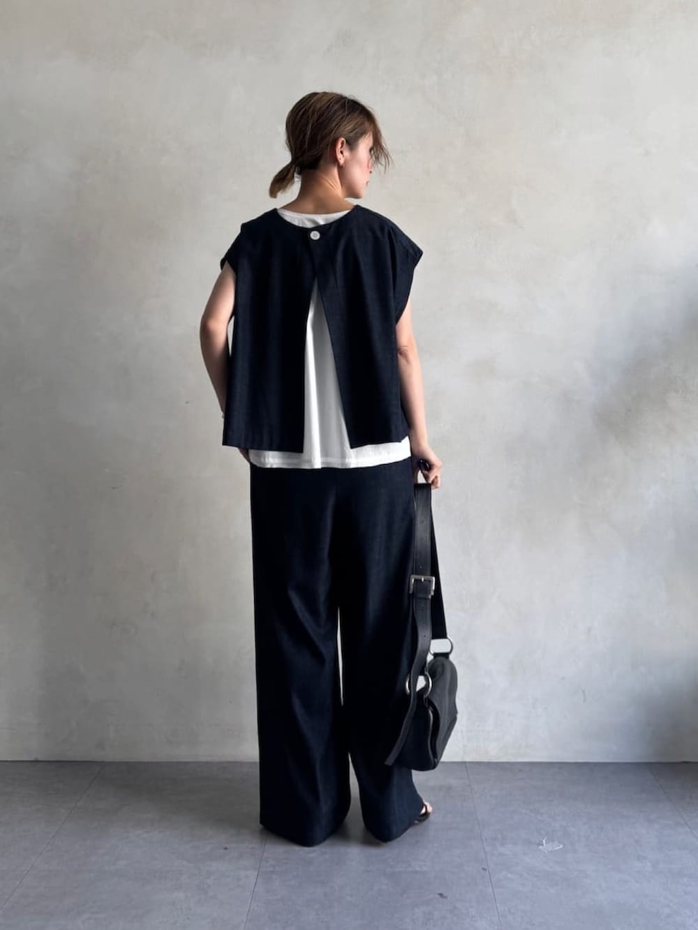 ブルー系のシャツ/ブラウス、ホワイト系のシャツ/ブラウス、ブルー系のその他パンツを着用したレディースの冬コーディネートの2枚目の写真