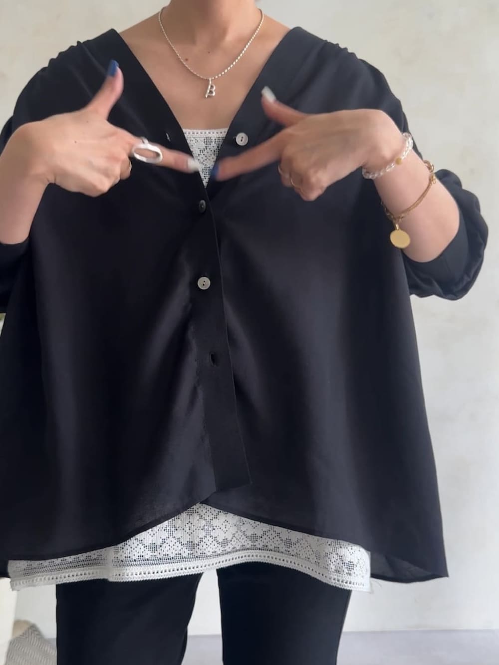 ブラック系のシャツ/ブラウス、ホワイト系のシャツ/ブラウス、ブラック系のボストンバッグを着用したレディースの春コーディネートの5枚目の写真