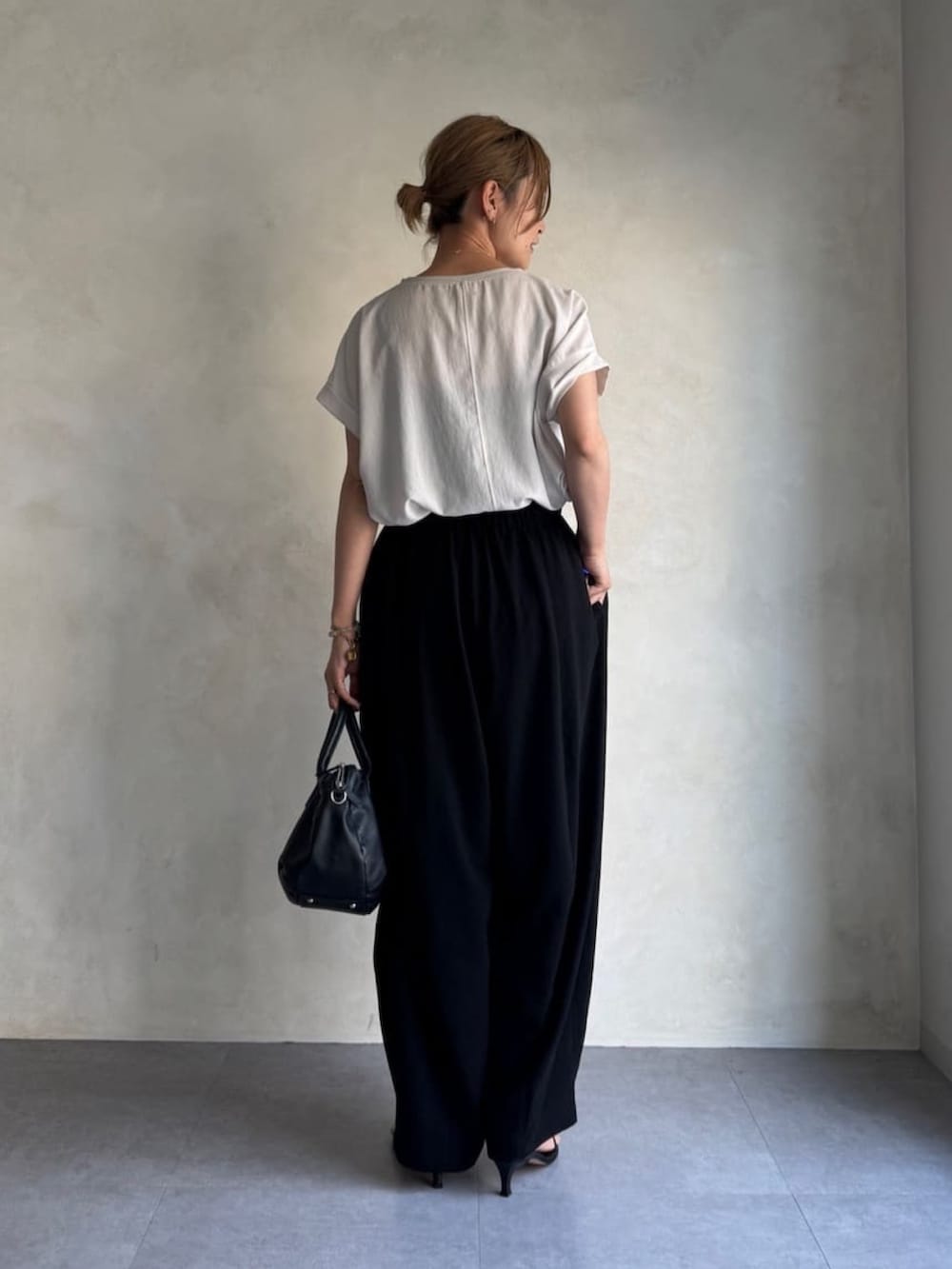 ホワイト系のシャツ/ブラウス、ブラック系のその他パンツを着用したレディースの春コーディネートの4枚目の写真