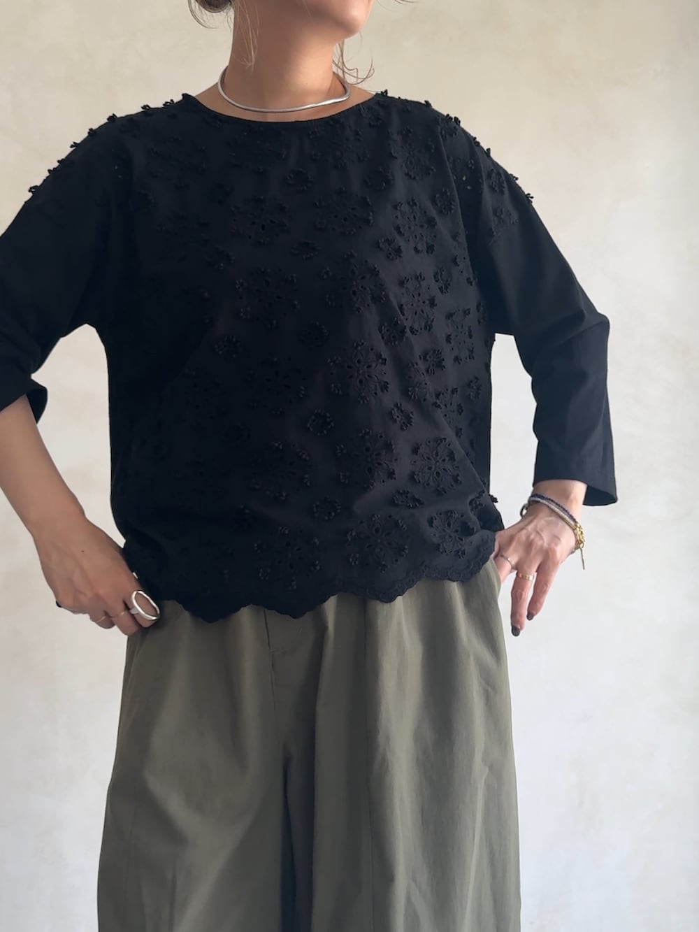 ブラック系のTシャツ/カットソーを着用したレディースの夏コーディネートの2枚目の写真