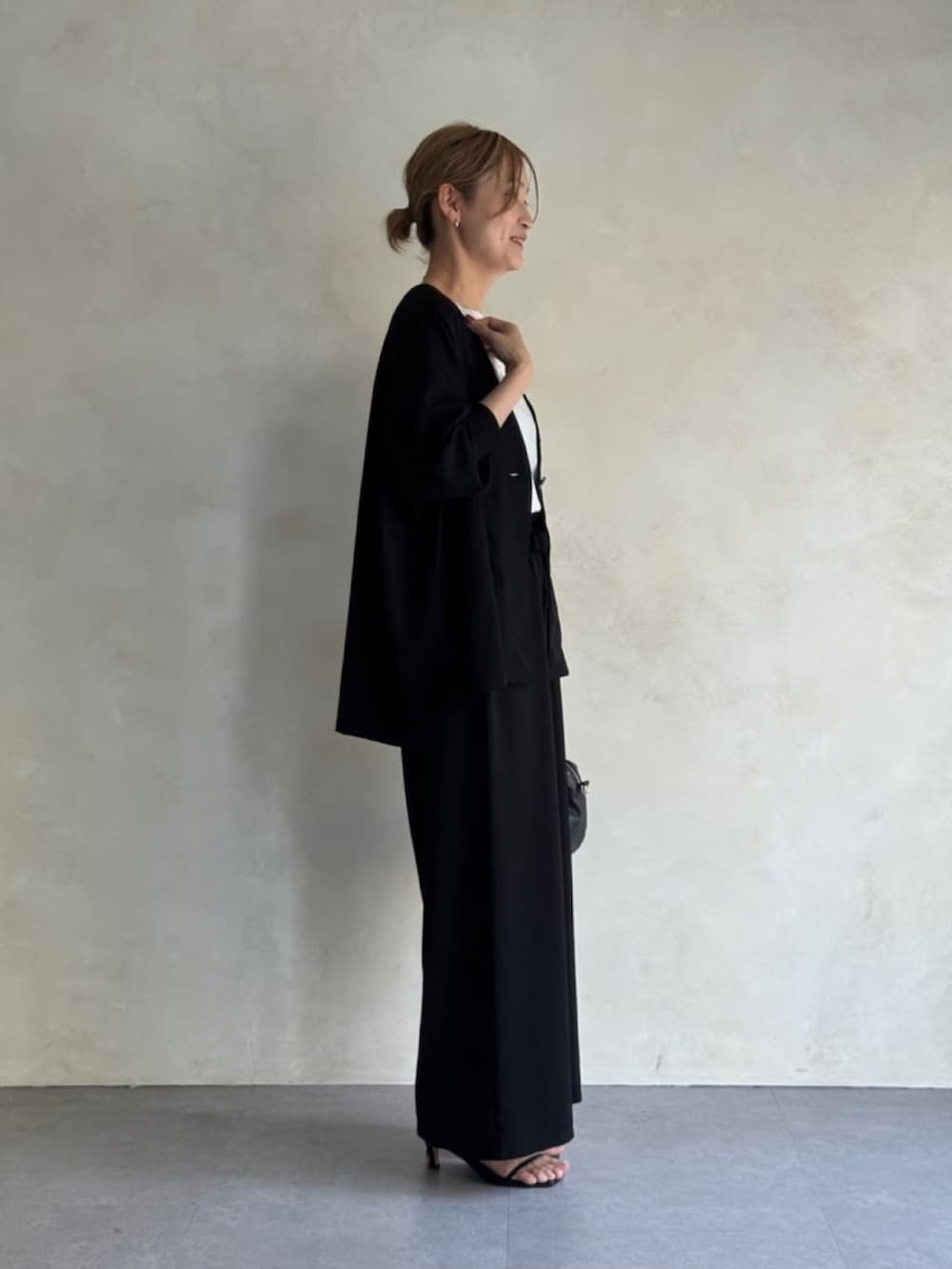 ブラック系のその他アウター、ホワイト系のシャツ/ブラウス、ブラック系のその他パンツを着用したレディースの春コーディネートの5枚目の写真