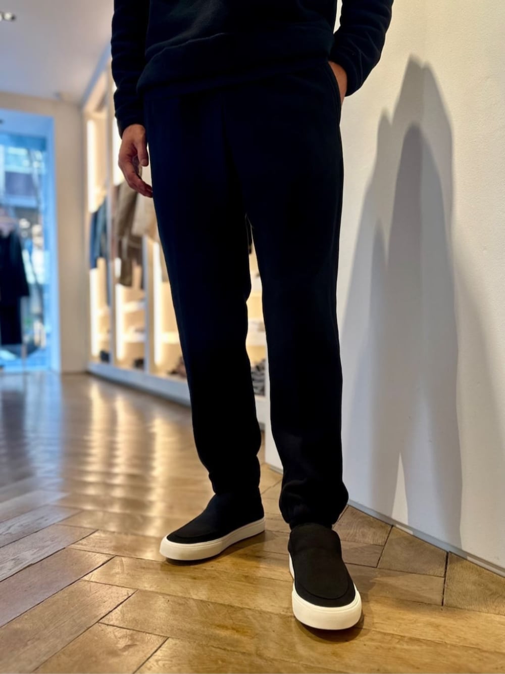 ブラック系のスリッポン、ブラック系のスウェット、ブラック系のスウェットパンツを着用したメンズの冬コーディネートの3枚目の写真