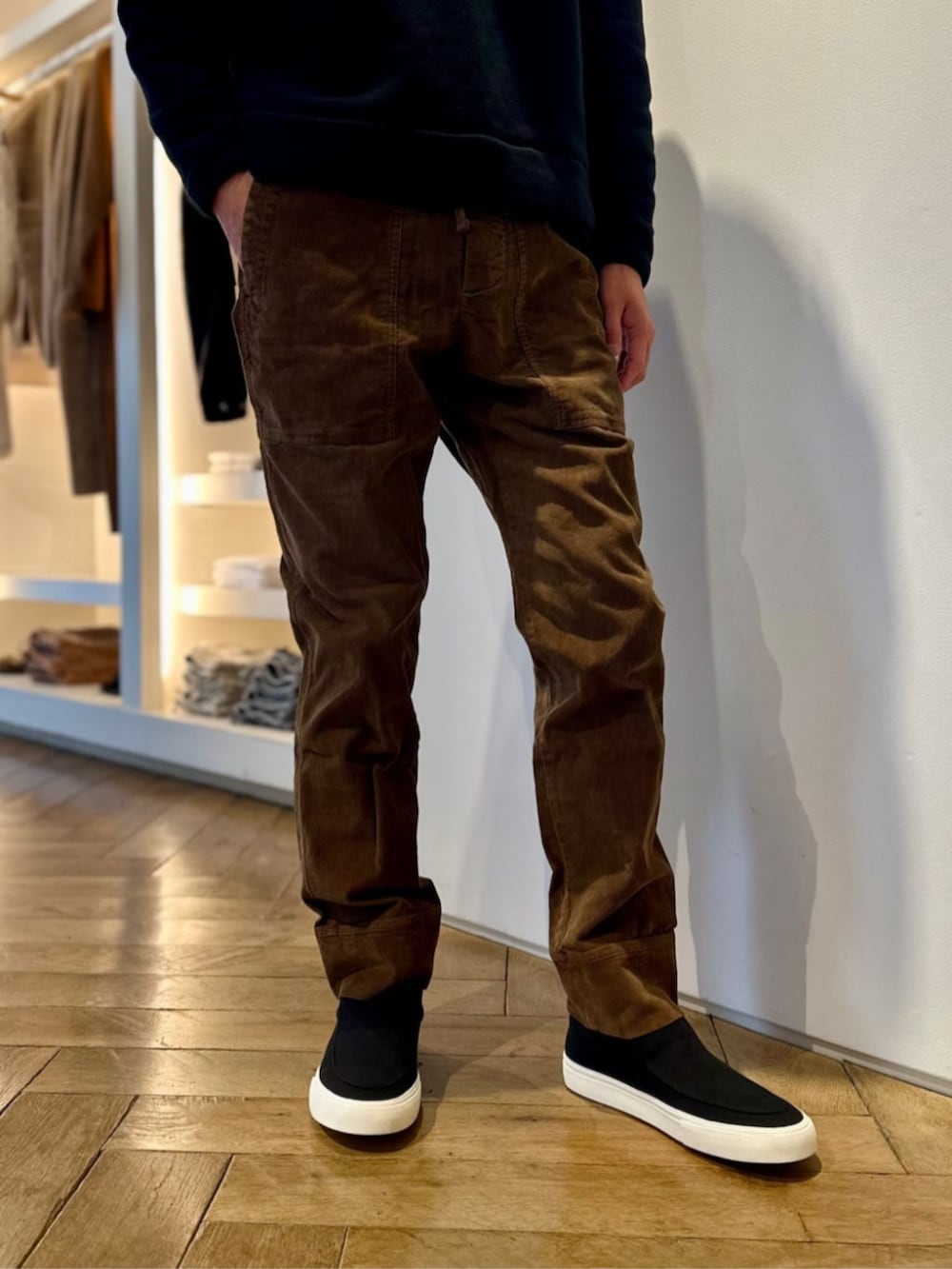 ブラック系のスリッポン、ブラック系のスウェット、ブラウン系のその他パンツを着用したメンズの冬コーディネートの3枚目の写真