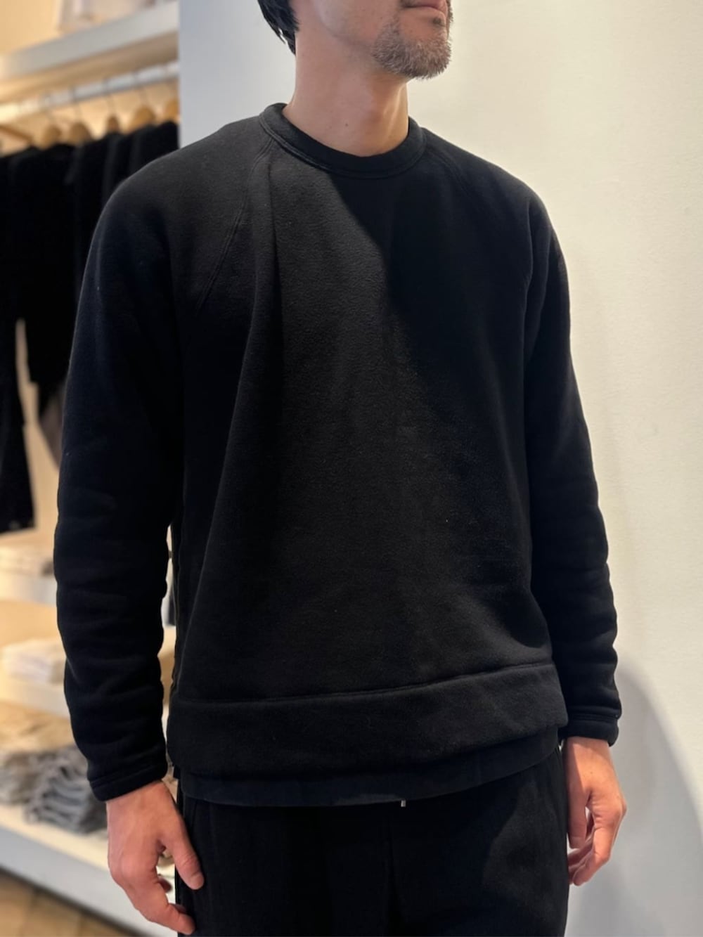 ブラック系のスリッポン、ブラック系のスウェット、ブラック系のスウェットパンツを着用したメンズの冬コーディネートの2枚目の写真