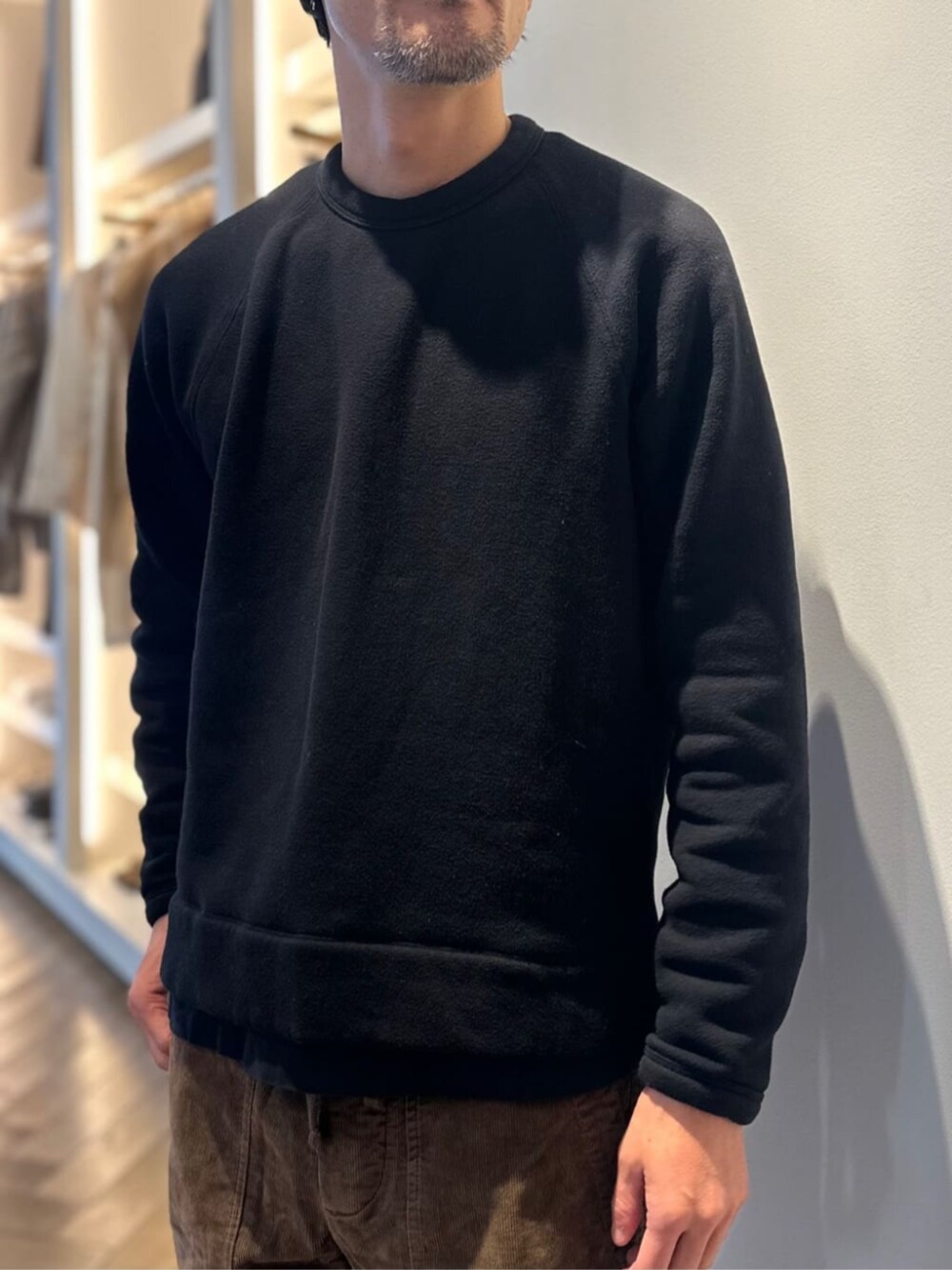 ブラック系のスリッポン、ブラック系のスウェット、ブラウン系のその他パンツを着用したメンズの冬コーディネートの2枚目の写真