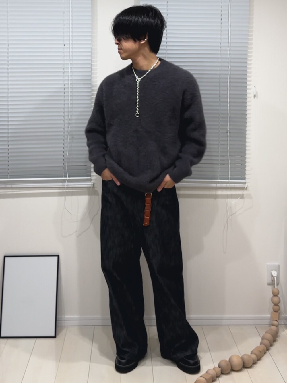 「LIDNMのXX SLUB BAGGY DENIM（デニムパンツ、ブラック系）」を使った、ひかるさん（メンズ・173cm）の秋コーディネートの2枚目の写真