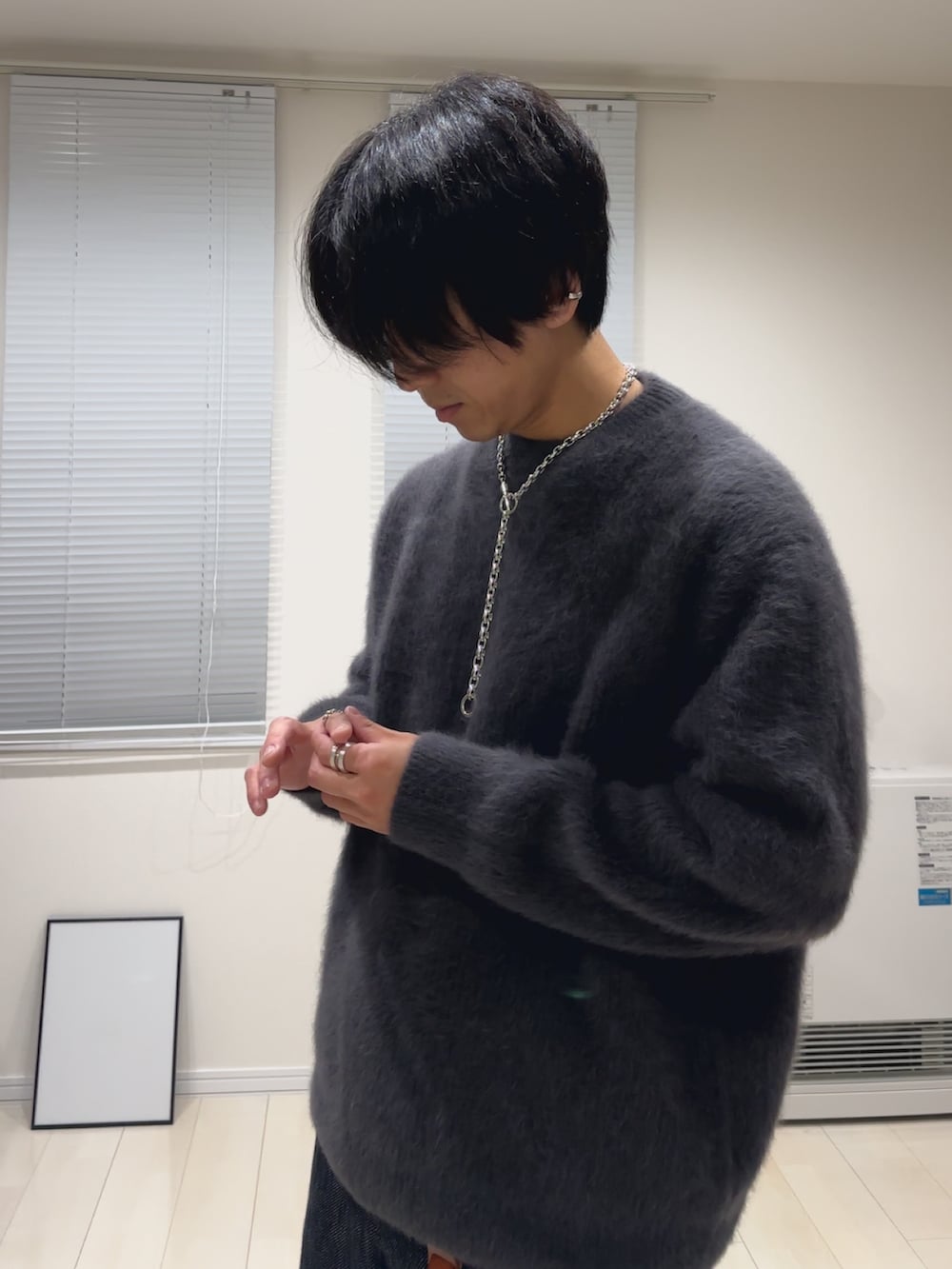 「LIDNMのXX SLUB BAGGY DENIM（デニムパンツ、ブラック系）」を使った、ひかるさん（メンズ・173cm）の秋コーディネートの3枚目の写真