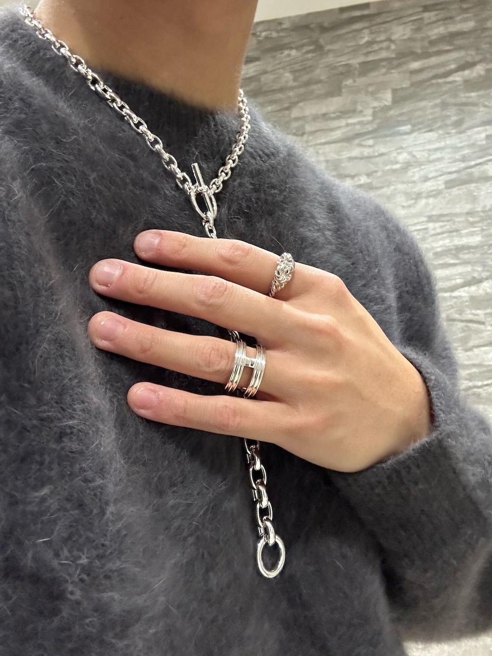 「LIDNMのXX SLUB BAGGY DENIM（デニムパンツ、ブラック系）」を使った、ひかるさん（メンズ・173cm）の秋コーディネートの4枚目の写真
