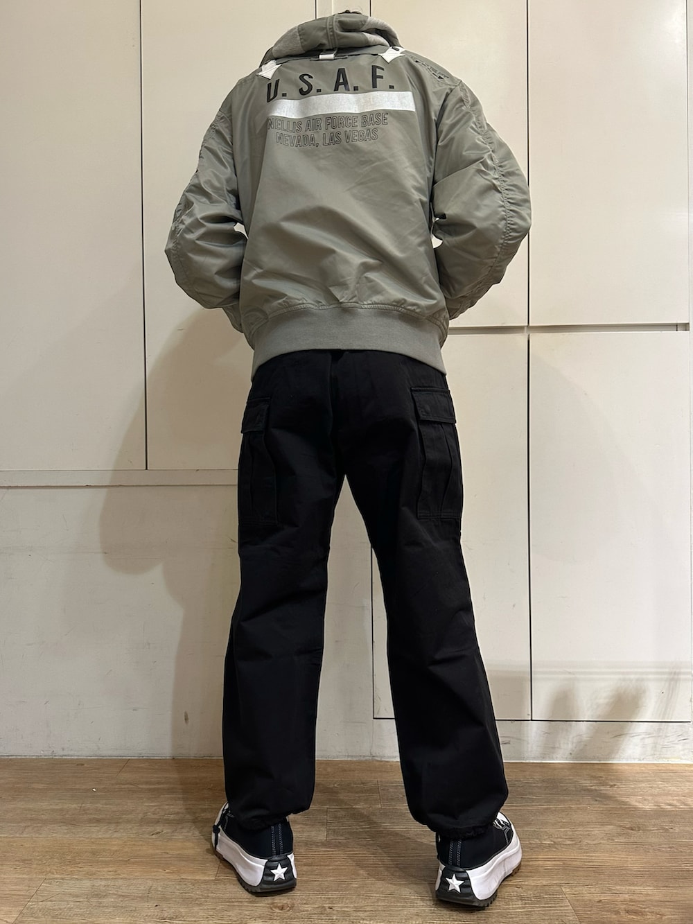 ブラック系のカーゴパンツ、グレー系のMA-1を着用したメンズの冬コーディネートの2枚目の写真