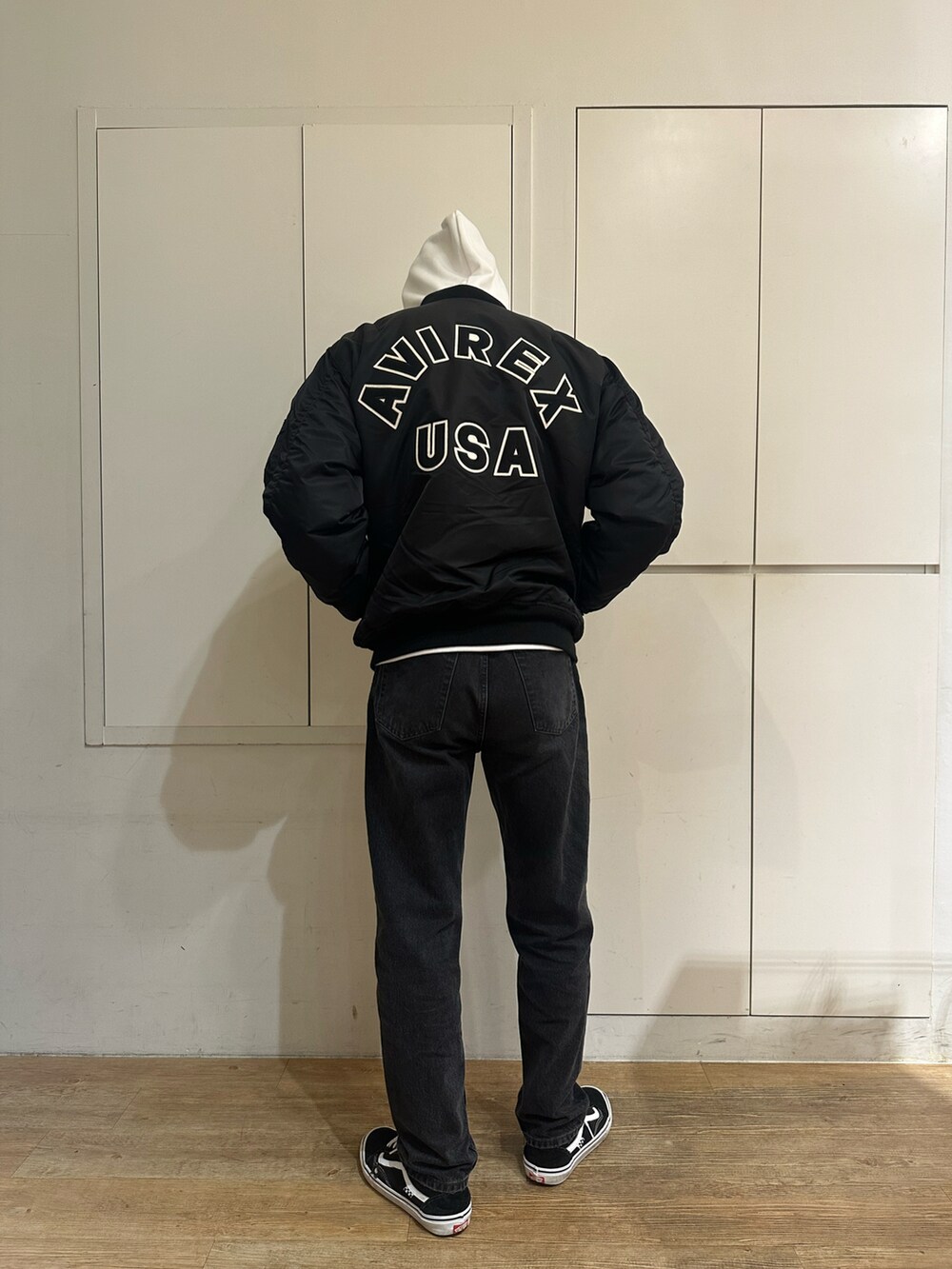 ブラック系のMA-1、ホワイト系のパーカーを着用したメンズの秋コーディネートの2枚目の写真