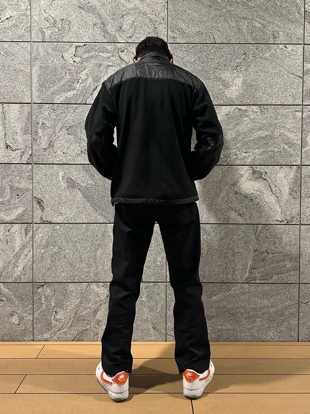 ブラック系のブルゾン、ホワイト系のソックス/靴下を着用したメンズの冬コーディネートの3枚目の写真