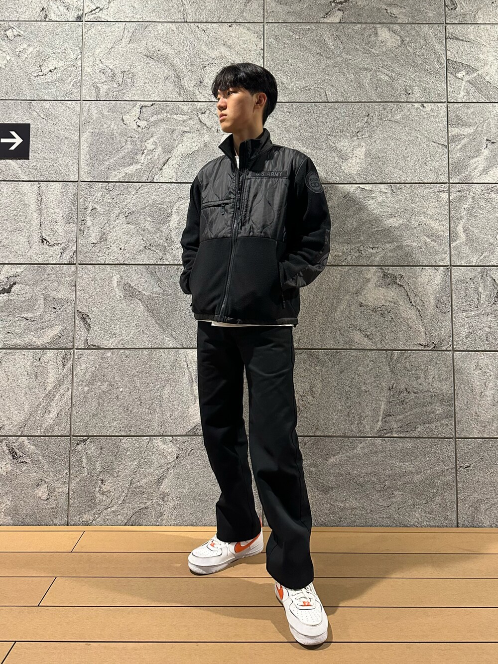 ブラック系のブルゾン、ホワイト系のソックス/靴下を着用したメンズの冬コーディネートの2枚目の写真