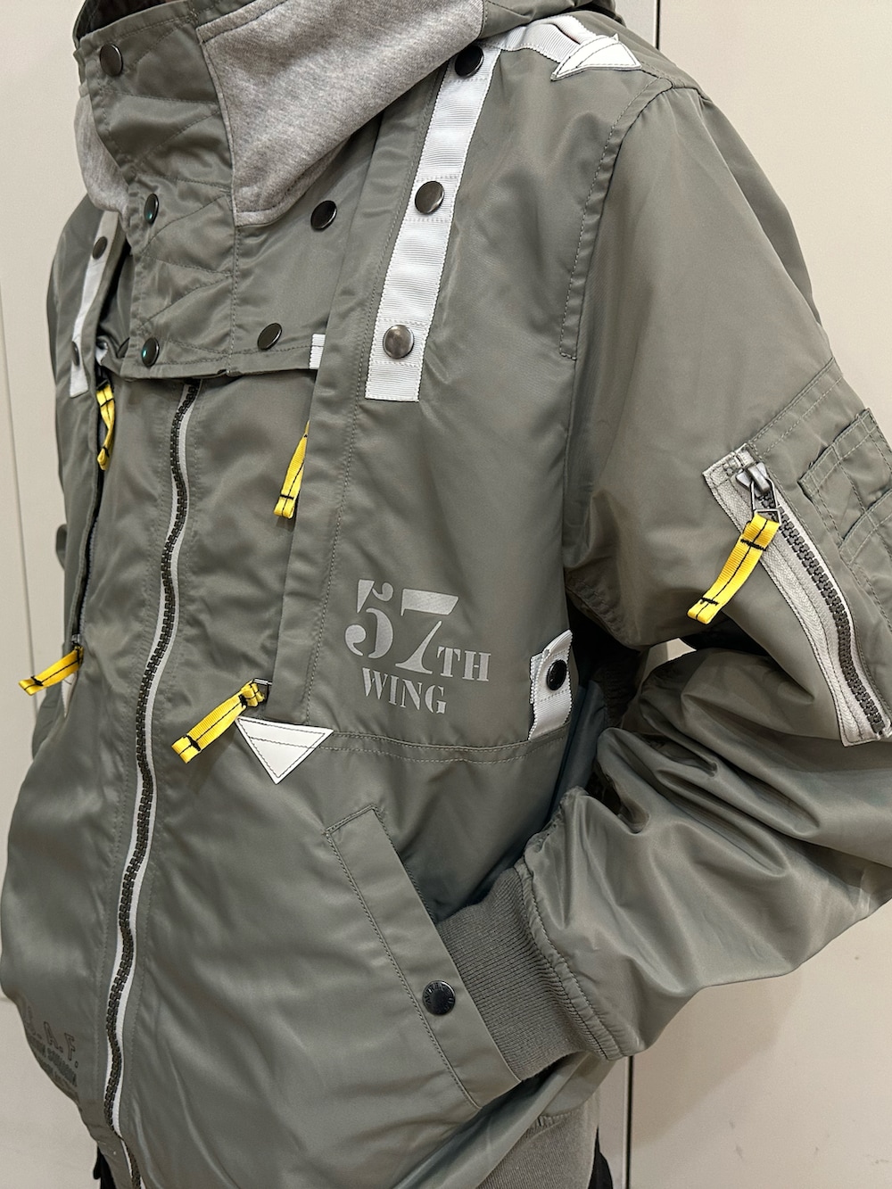 ブラック系のカーゴパンツ、グレー系のMA-1を着用したメンズの冬コーディネートの3枚目の写真