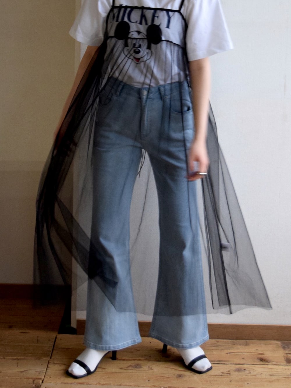 ホワイト系のTシャツ/カットソー、ブラック系のワンピース、ブルー系のデニムパンツを着用したレディースの夏コーディネートの5枚目の写真