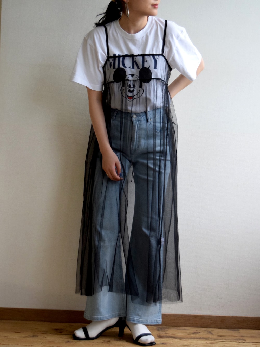 ホワイト系のTシャツ/カットソー、ブラック系のワンピース、ブルー系のデニムパンツを着用したレディースの夏コーディネートの2枚目の写真