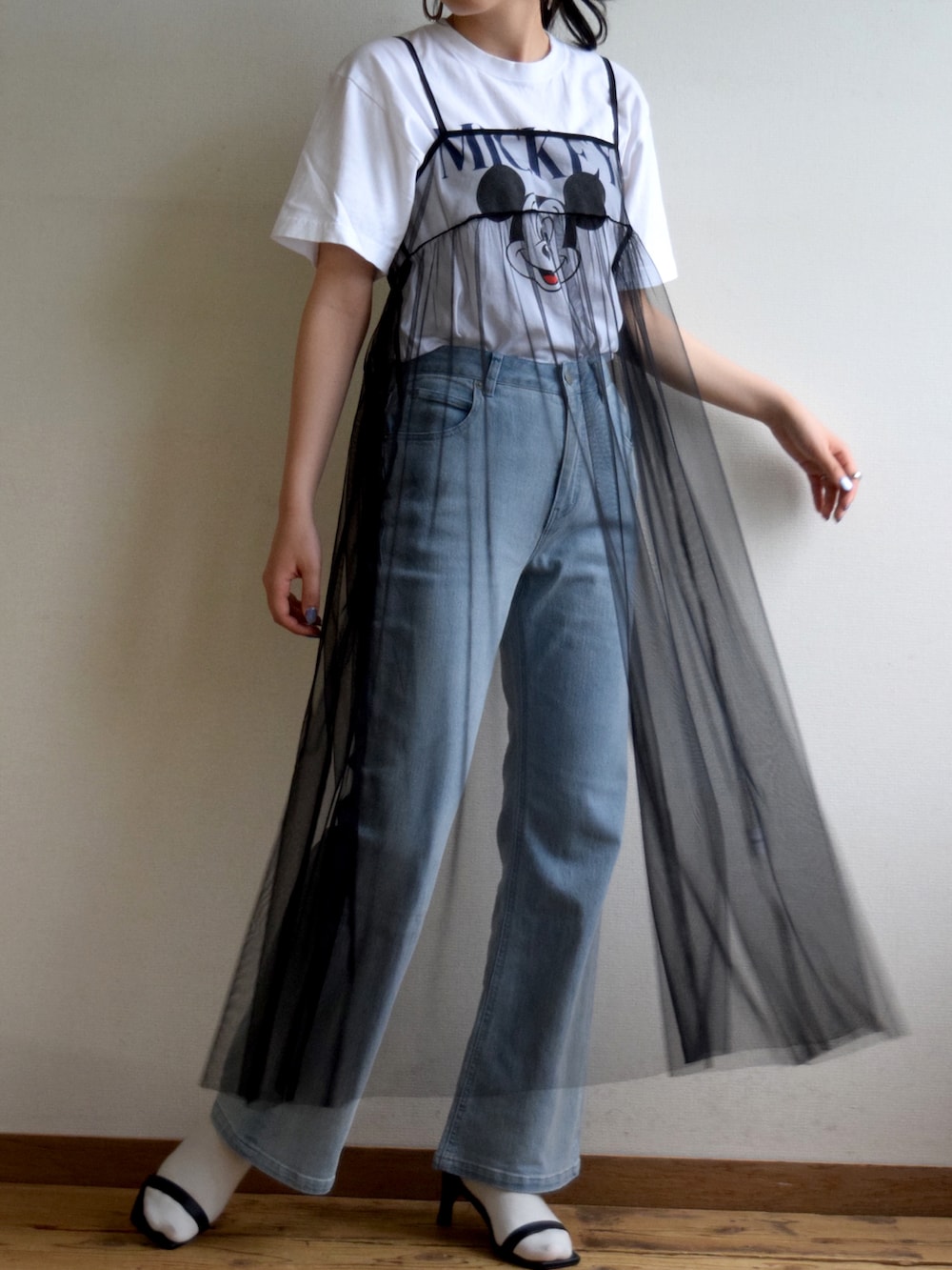 ホワイト系のTシャツ/カットソー、ブラック系のワンピース、ブルー系のデニムパンツを着用したレディースの夏コーディネートの3枚目の写真