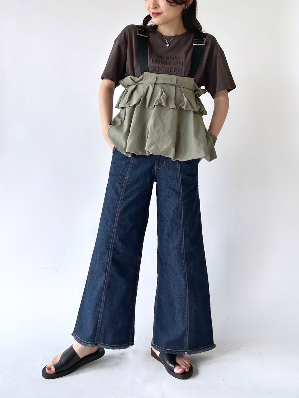 ブラック系のサンダル、ブルー系のデニムパンツ、グレー系のTシャツ/カットソーを着用したレディースの夏コーディネートの2枚目の写真