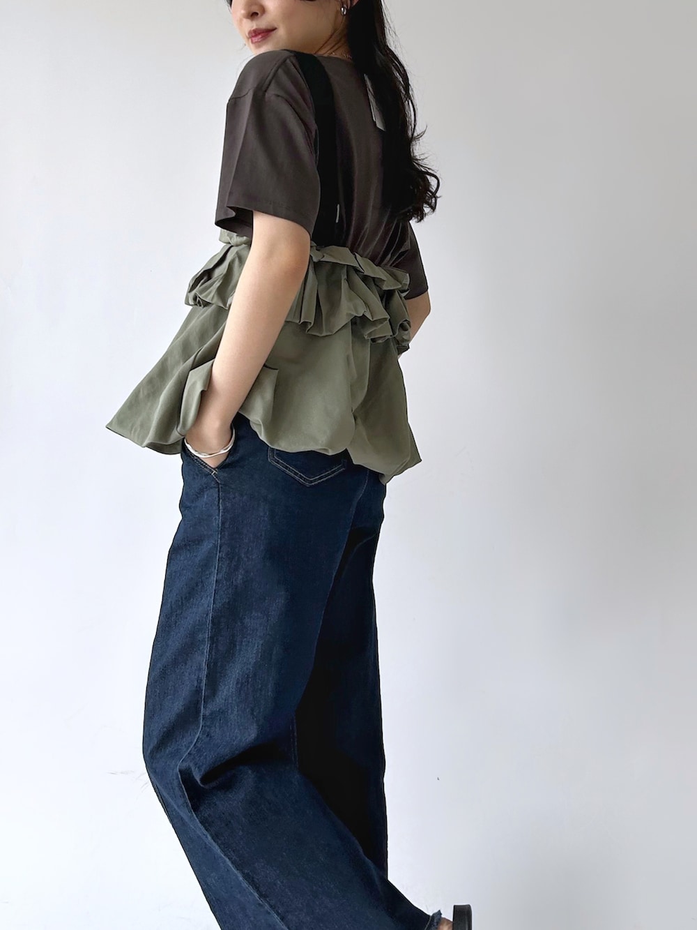 ブラック系のサンダル、ブルー系のデニムパンツ、グレー系のTシャツ/カットソーを着用したレディースの夏コーディネートの3枚目の写真