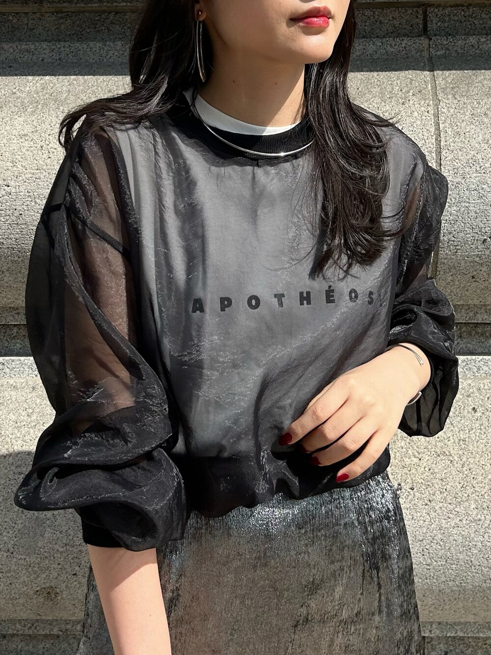 シルバー系のスカート、ブラック系のシャツ/ブラウスを着用したレディースの夏コーディネートの2枚目の写真