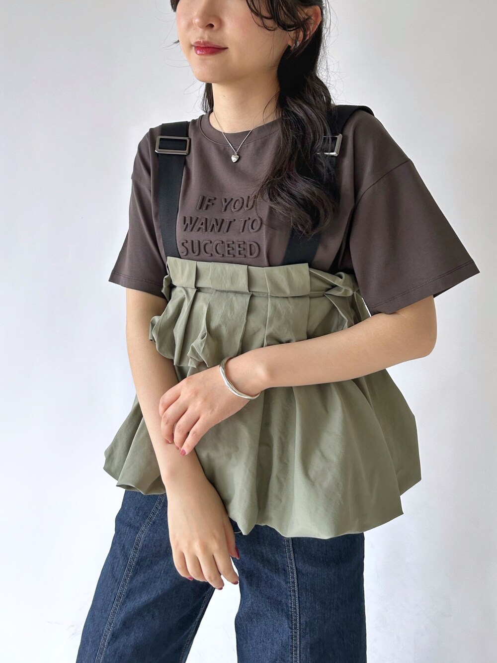 ブラック系のサンダル、ブルー系のデニムパンツ、グレー系のTシャツ/カットソーを着用したレディースの夏コーディネートの4枚目の写真