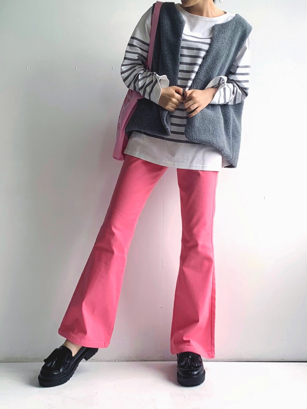 ホワイト系のTシャツ/カットソー、ピンク系のトートバッグ、ピンク系のその他パンツを着用したレディースの秋コーディネートの2枚目の写真