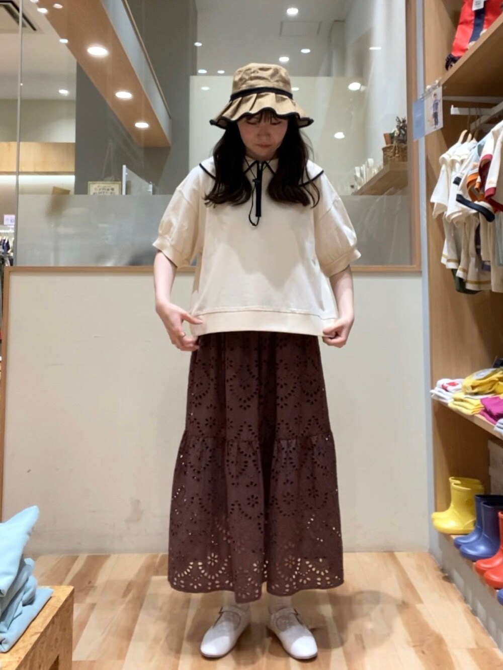 「休日コーデ、大人カジュアル、ootd、大人コーデ、スカート、Samansa Mos2、SM2、サマンサ モスモス(Samansa Mos2)、高身長女子、高身長コーデ」｜「Samansa Mos2の配色パイピングハーフジップカットソー（Tシャツ/カットソー、ホワイト系）」を使った、hitomiさん（レディース・169cm）の春コーディネートの2枚目の写真