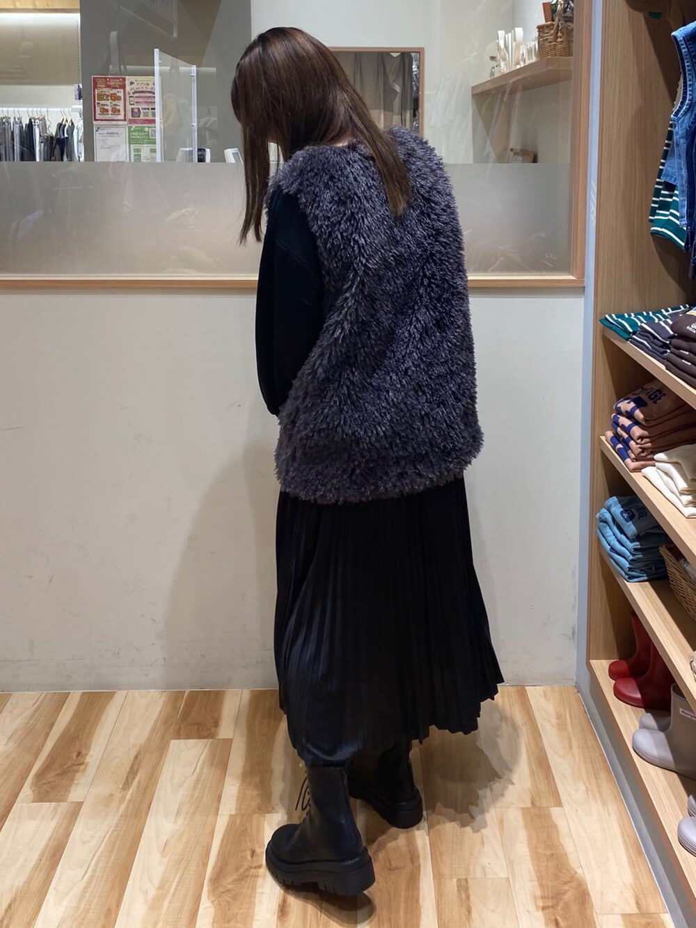 「秋のコーデ、オトナカジュアル、きれいめカジュアル、オトナカワイイ、大人コーデ、秋服コーデ、ファーベスト、秋冬コーデ、高身長女子、おしゃれさんと繋がりたい、ブーツ、SM2、SM2 blue、Samansa Mos2 blue」|「Samansa Mos2 blueのボリュームソールレースアップブーツ(ドレスシューズ、ブラック系)」を使った、hitomiさん(レディース・169cm)の秋コーディネートの2枚目の写真