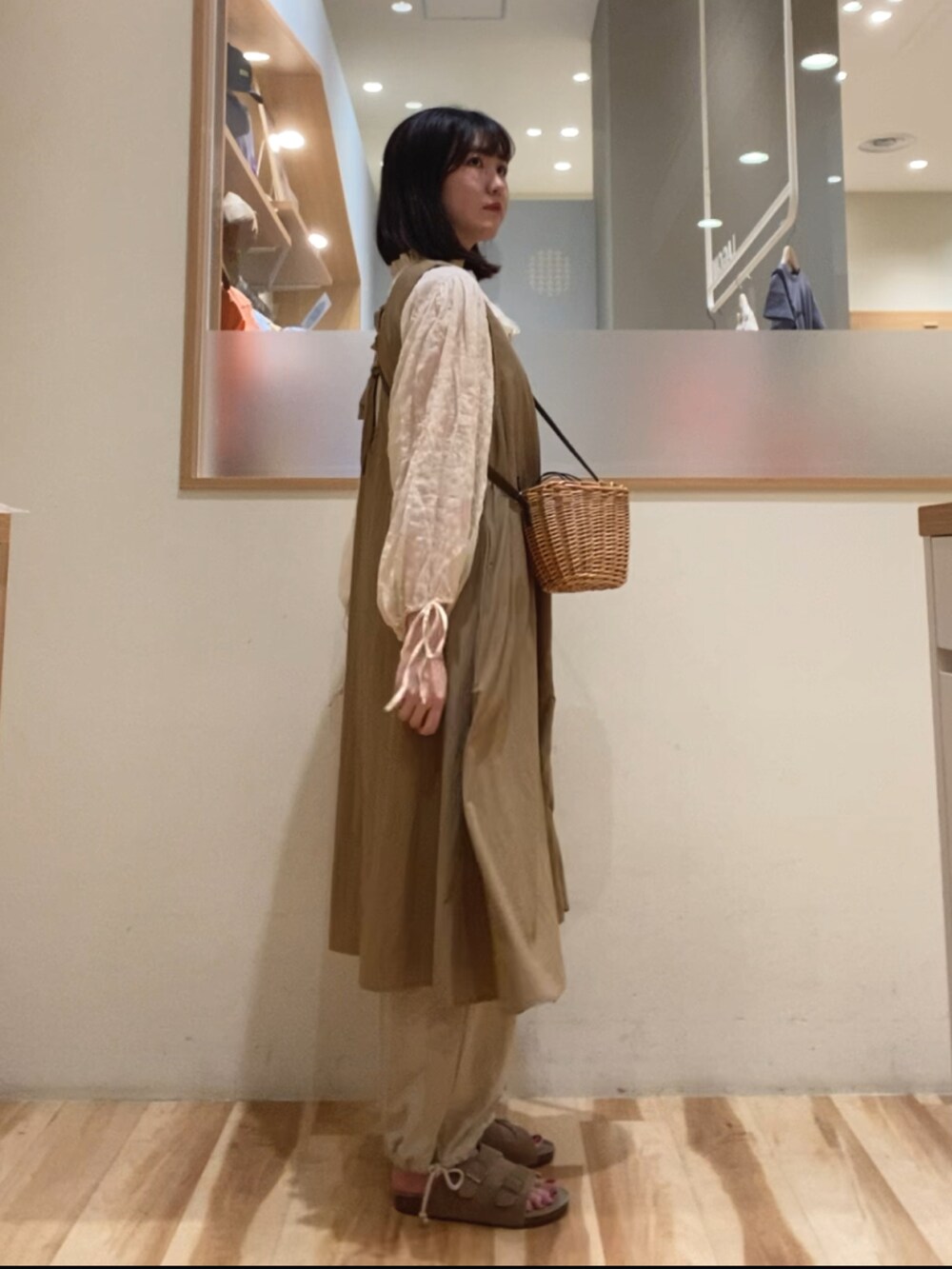「お出かけコーデ、今日のコーデ、大人かわいい、パンツスタイル、秋コーデ、大人ガーリー、骨格ナチュラル、初秋コーデ、高身長女子、ベージュ、かごバッグ、休日スタイル、Samansa Mos2、Samansa Mos2 blue、SM2」｜「Samansa Mos2の◎後ろリボンナイロンジャンパースカート（ワンピース、ベージュ系）」を使った、hitomiさん（レディース・169cm）の夏コーディネートの2枚目の写真