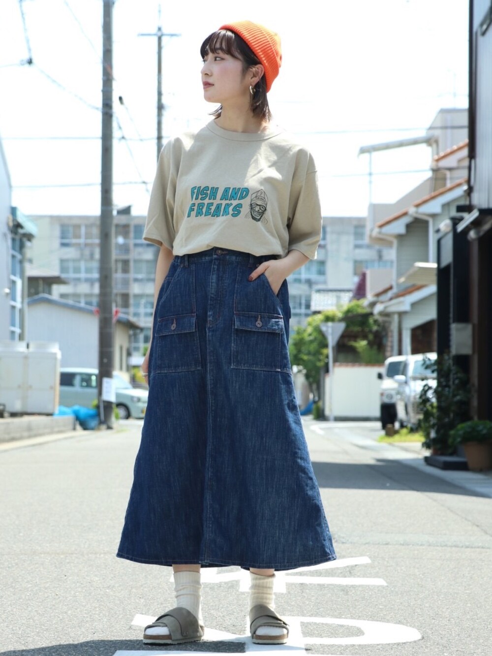 「お出かけコーデ日記、ビッグシルエット、休日スタイル、ロングスカート、ビタミンカラー、ストリート、春夏コーデ、古着MIX、マーメイドスカート、コンバース、メンズライク、デニム、ニット帽、カジュアルコーデ、ベージュ」｜「KRIFF MAYERのウェットプロテクトTEE(魚)（Tシャツ/カットソー、ベージュ系）」を使った、Risaさん（レディース・163cm）の春コーディネートの2枚目の写真
