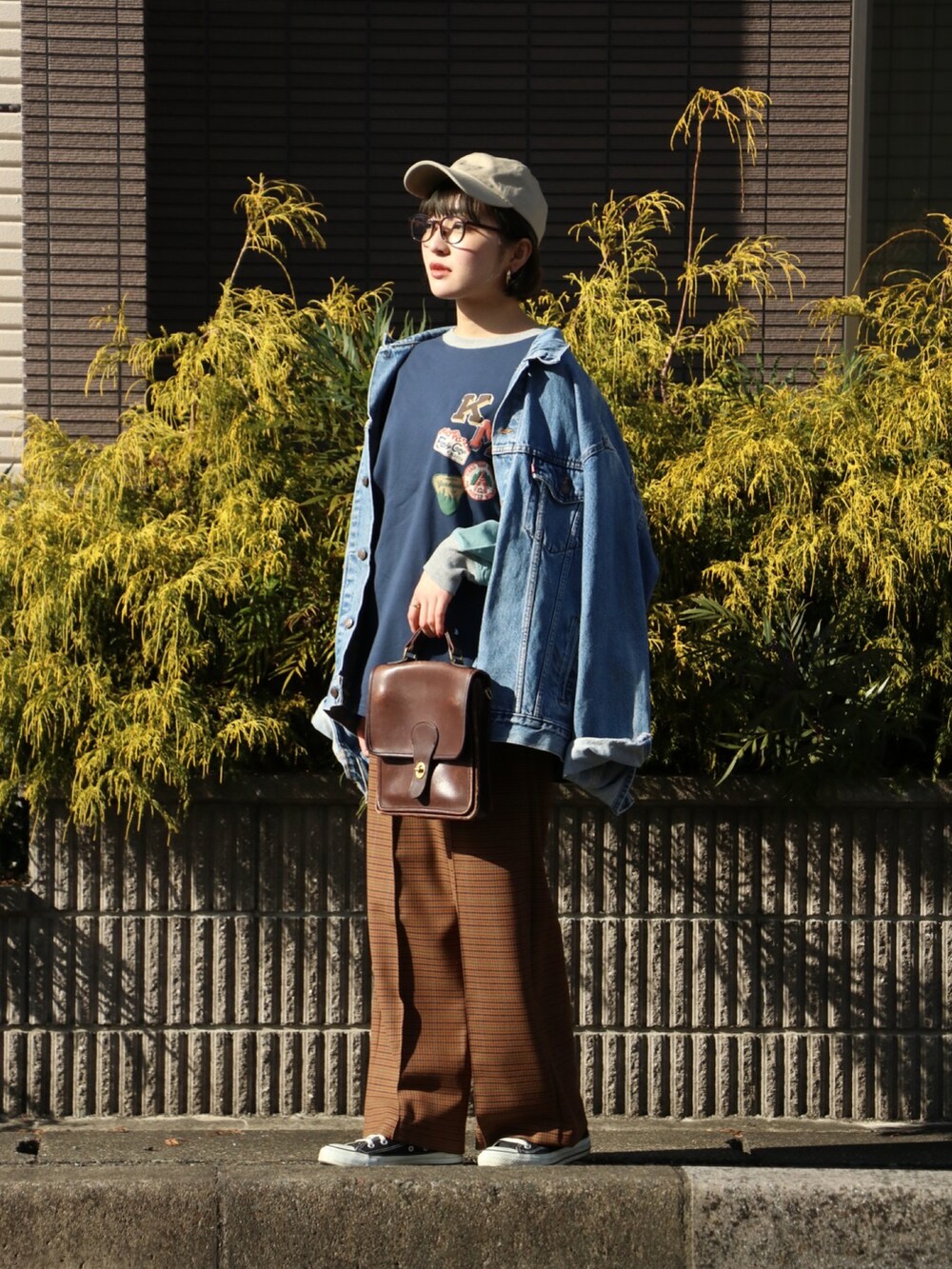 その他のTシャツ/カットソー、ブラウン系のバッグ、ブラック系のスニーカーを着用したレディースの冬コーディネートの2枚目の写真