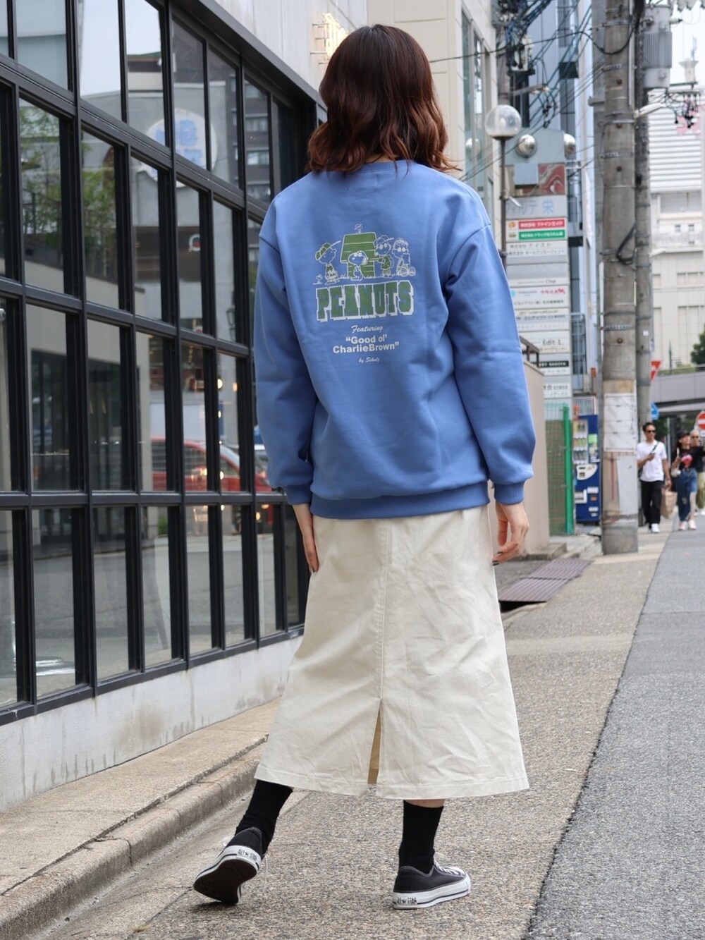 「ファッションを楽しもう、冬コーデ、スウェット、お出かけコーデ、タイトスカートコーデ、スニーカー、コンバース、スヌーピー、オトナカジュアル、シンプルコーデ、ロングワンピース」｜「KRIFF MAYER Kid's Collectionの裏起毛スヌーピークルー(JOE)（スウェット、ブルー系）」を使った、Risaさん（レディース・163cm）の秋コーディネートの2枚目の写真