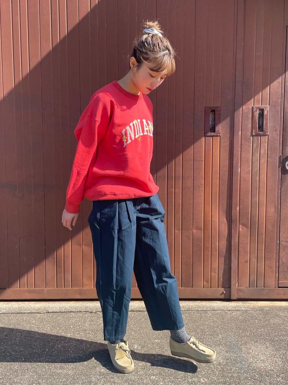 レッド系のスウェット、ブルー系のその他パンツを着用したレディースの冬コーディネートの2枚目の写真