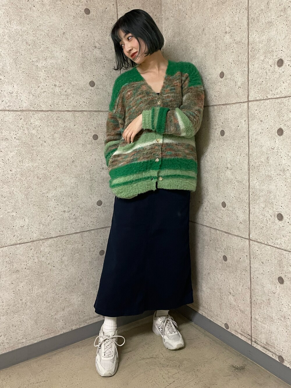 「KRIFF MAYER、クリフメイヤー、PAMM、カーディガン、ニットカーディガン、New Balance、グリーン、クリスマスに着たい服、クリスマス、ロングスカート、冬、ニット」｜「PAMMの汽水域のニットカーディガン（カーディガン/ボレロ、グリーン系）」を使った、Risaさん（レディース・163cm）の冬コーディネートの2枚目の写真