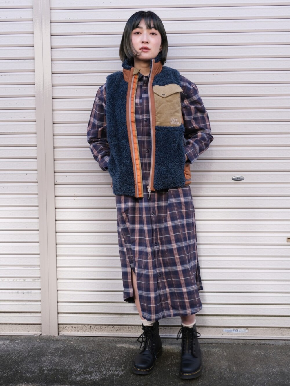 「KRIFF MAYER、クリフメイヤー、シャツワンピ、チェック、ボアベスト、ボア、カジュアルコーデ、Dr.Martens、冬コーデ、ベスト、コーデュロイ、ネルシャツ、ワンピース」｜「KRIFF MAYER Lady's Collectionのシャギーボアベスト（ベスト、ブルー系）」を使った、Risaさん（レディース・163cm）の冬コーディネートの2枚目の写真