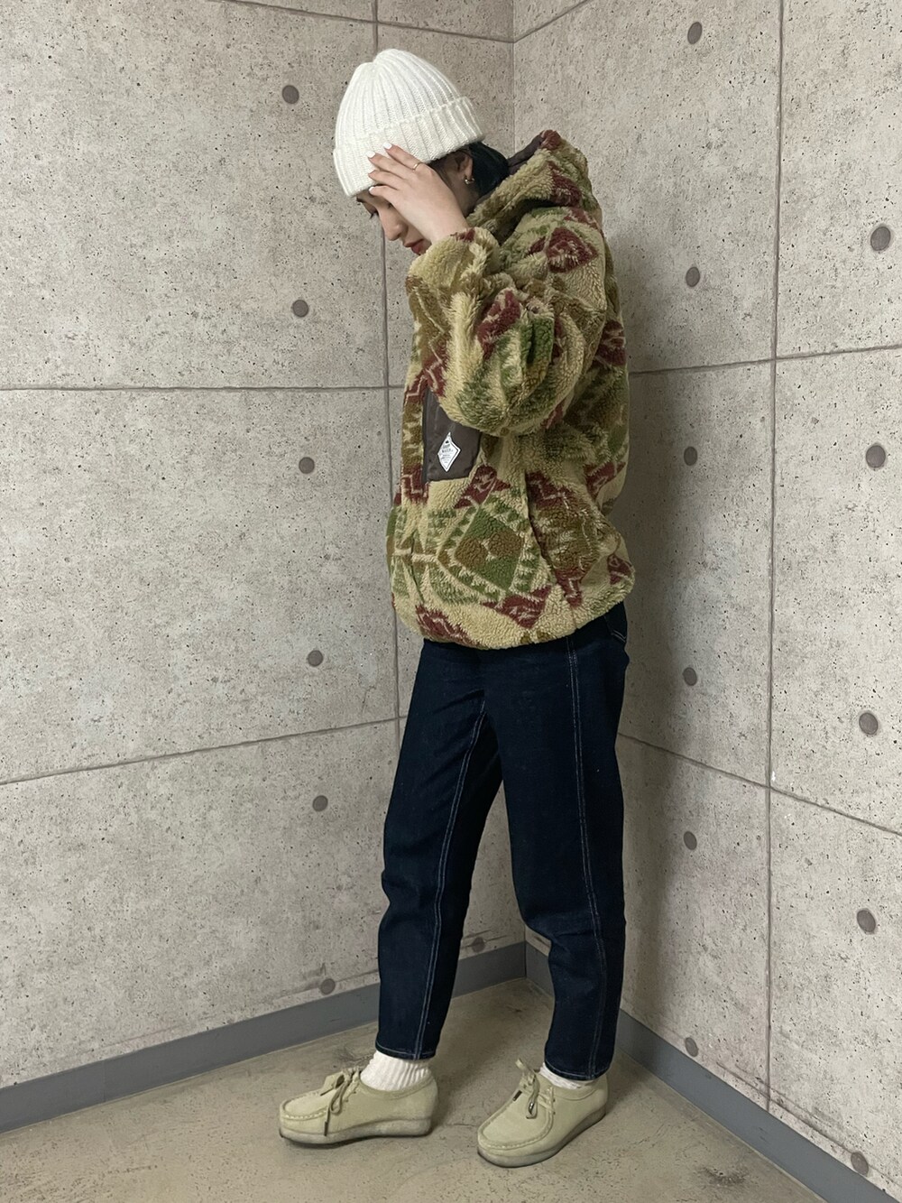 「KRIFF MAYER、クリフメイヤー、ボアジャケット、秋冬コーデ、ニット帽、Levi's、clarks、ヴィンテージ、ワラビー、デニム、デニムパンツ、冬コーデ、ストリート」｜「Clarks Originalsのアイテム（シューズ、ベージュ系）」を使った、Risaさん（レディース・163cm）の冬コーディネートの2枚目の写真