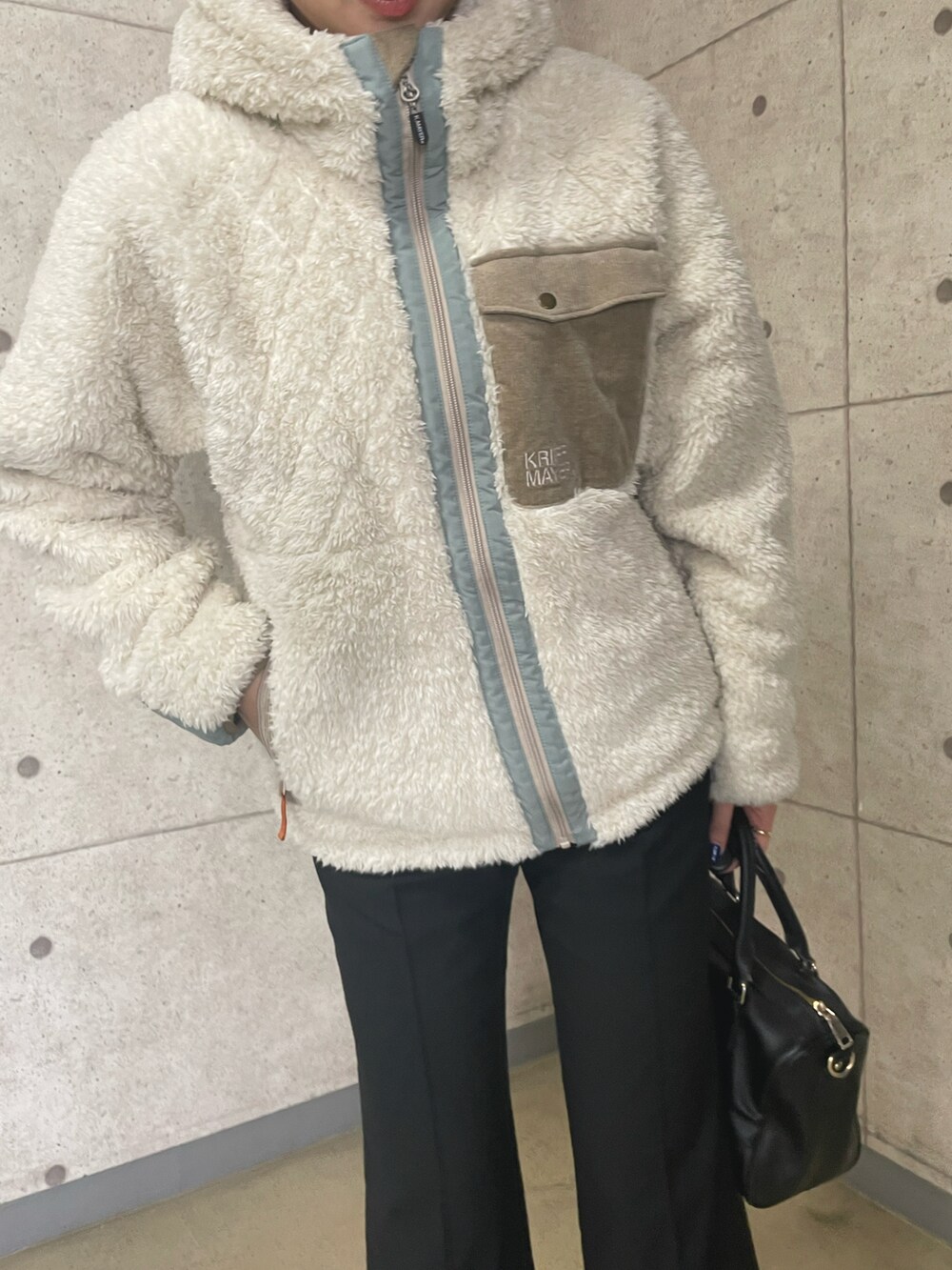 「KRIFF MAYER、クリフメイヤー、シャギー、ボアジャケット、ボアアウター、ボストンバッグ、ニット帽、クラークス、clarks、冬コーデ、アウター、ジャケット、白アウター、モコモコアウター、ホアブルゾン」｜「RANDEBOOのBoston bag（ショルダーバッグ、ブラック系）」を使った、Risaさん（レディース・163cm）の秋コーディネートの2枚目の写真