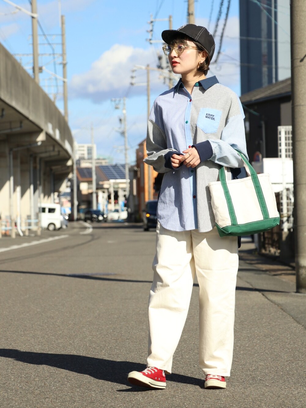 「KRIFF MAYER、クリフメイヤー、converse、LL.Bean、トートバッグ、ワイドパンツ、柄シャツ、シャツスタイル、シャツ、キャップ、カジュアル、楽チンコーデ、私の推しブランド」｜「KRIFF MAYER Lady's Collectionのオーバーサイズハッピーシャツ（シャツ/ブラウス、その他）」を使った、Risaさん（レディース・163cm）の冬コーディネートの2枚目の写真