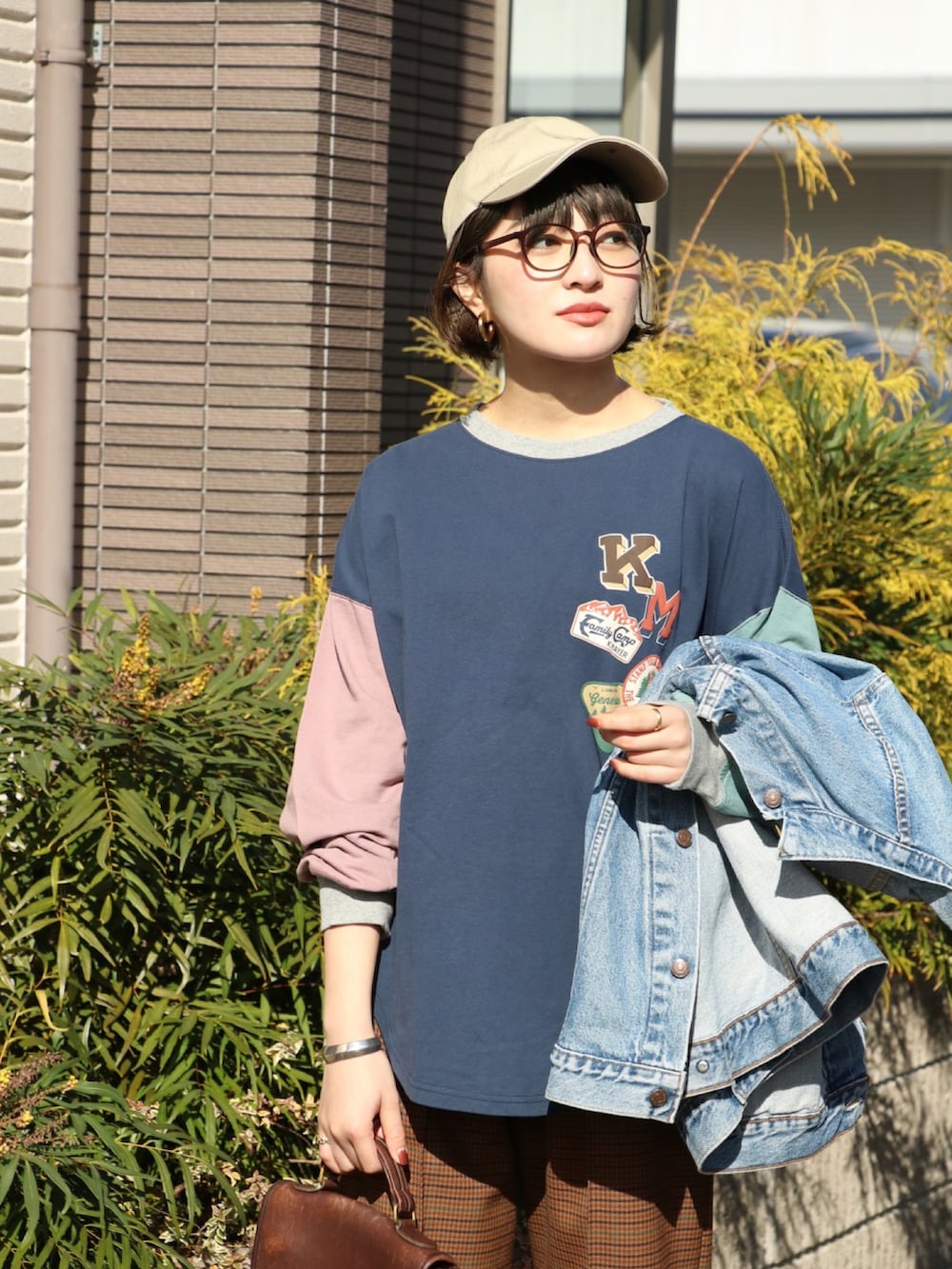 その他のTシャツ/カットソー、ブラウン系のバッグ、ブラック系のスニーカーを着用したレディースの冬コーディネートの3枚目の写真
