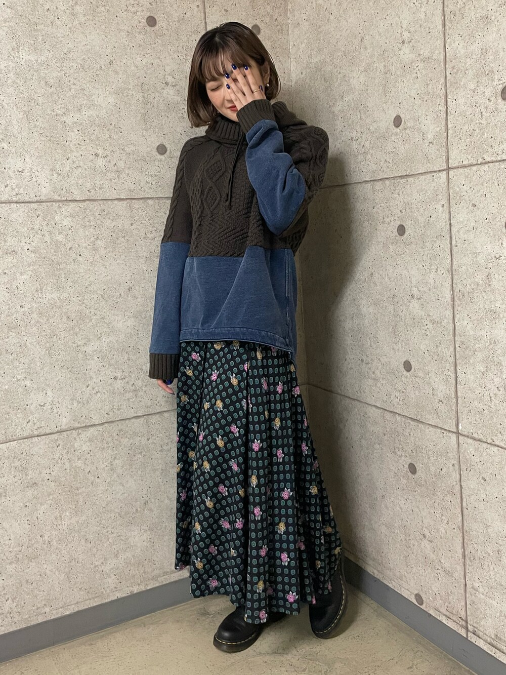 「KRIFF MAYER、クリフメイヤー、ニット、デニム、ドッキングトップス、古着、ビンテージ、リメイク風、Dr.Martens、花柄スカート」｜「KRIFF MAYER Lady's Collectionのデニムドッキングニット（ニット/セーター、グレー系）」を使った、Risaさん（レディース・163cm）の秋コーディネートの2枚目の写真