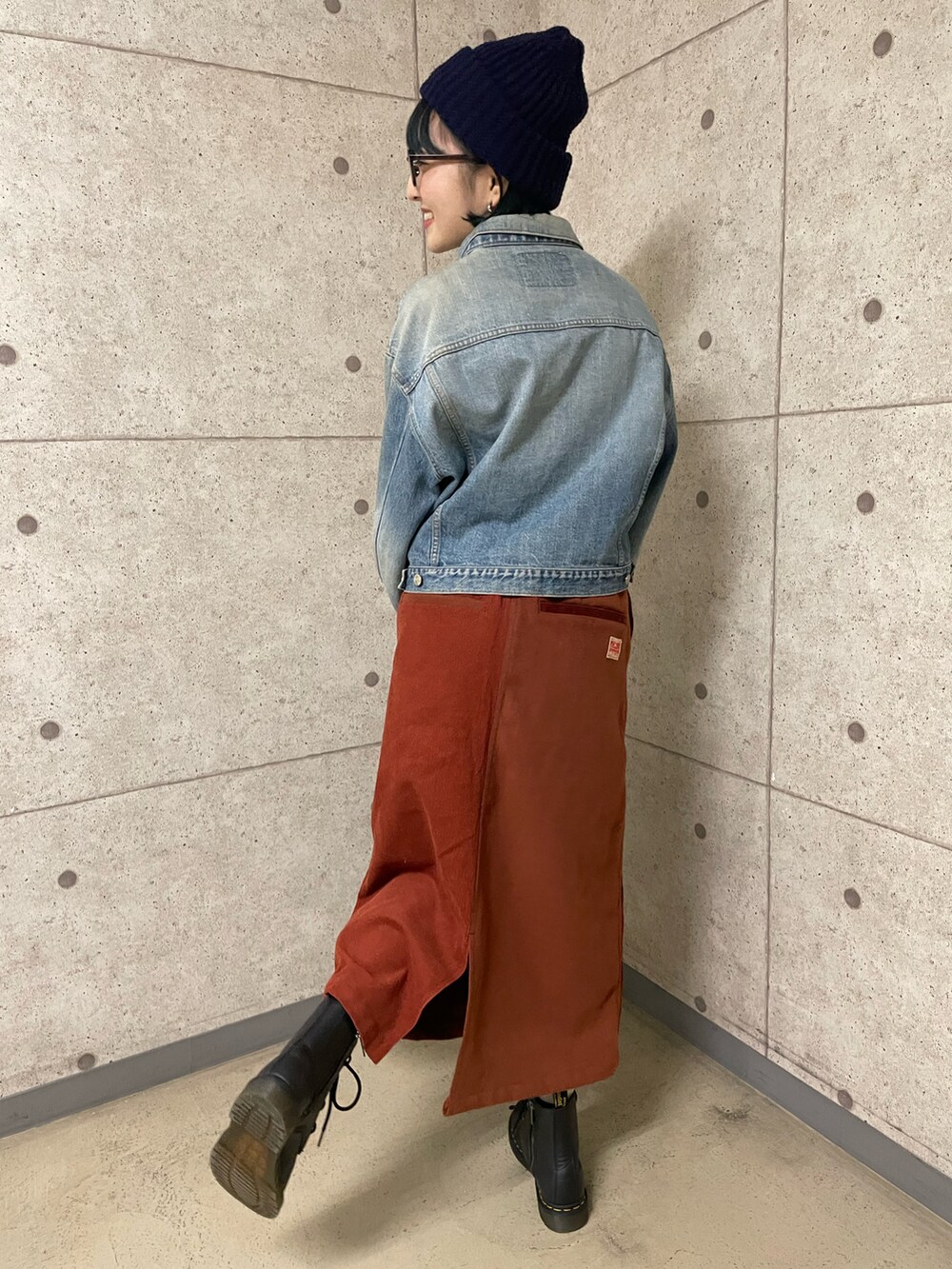 「KRIFF MAYER、クリフメイヤー、コーデュロイスカート、ベイカースカート、ロングスカート、Dr.Martens、ブーツ、デニムジャケット、デニム、ニット帽、秋冬コーデ、冬コーデ、古着MIX、コーデュロイ」｜「KRIFF MAYER Lady's CollectionのMIXクライミングベイカースカート（スカート、レッド系）」を使った、Risaさん（レディース・163cm）の冬コーディネートの2枚目の写真