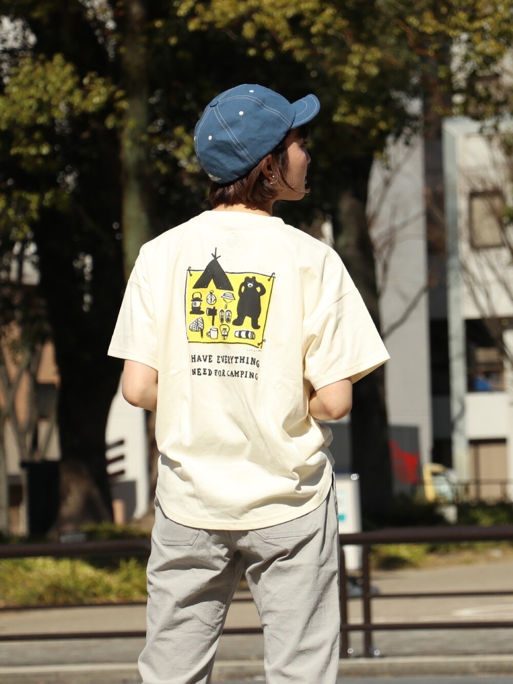 ホワイト系のTシャツ/カットソー、グレー系のその他パンツ、ブルー系のキャップを着用したレディースの春コーディネートの3枚目の写真