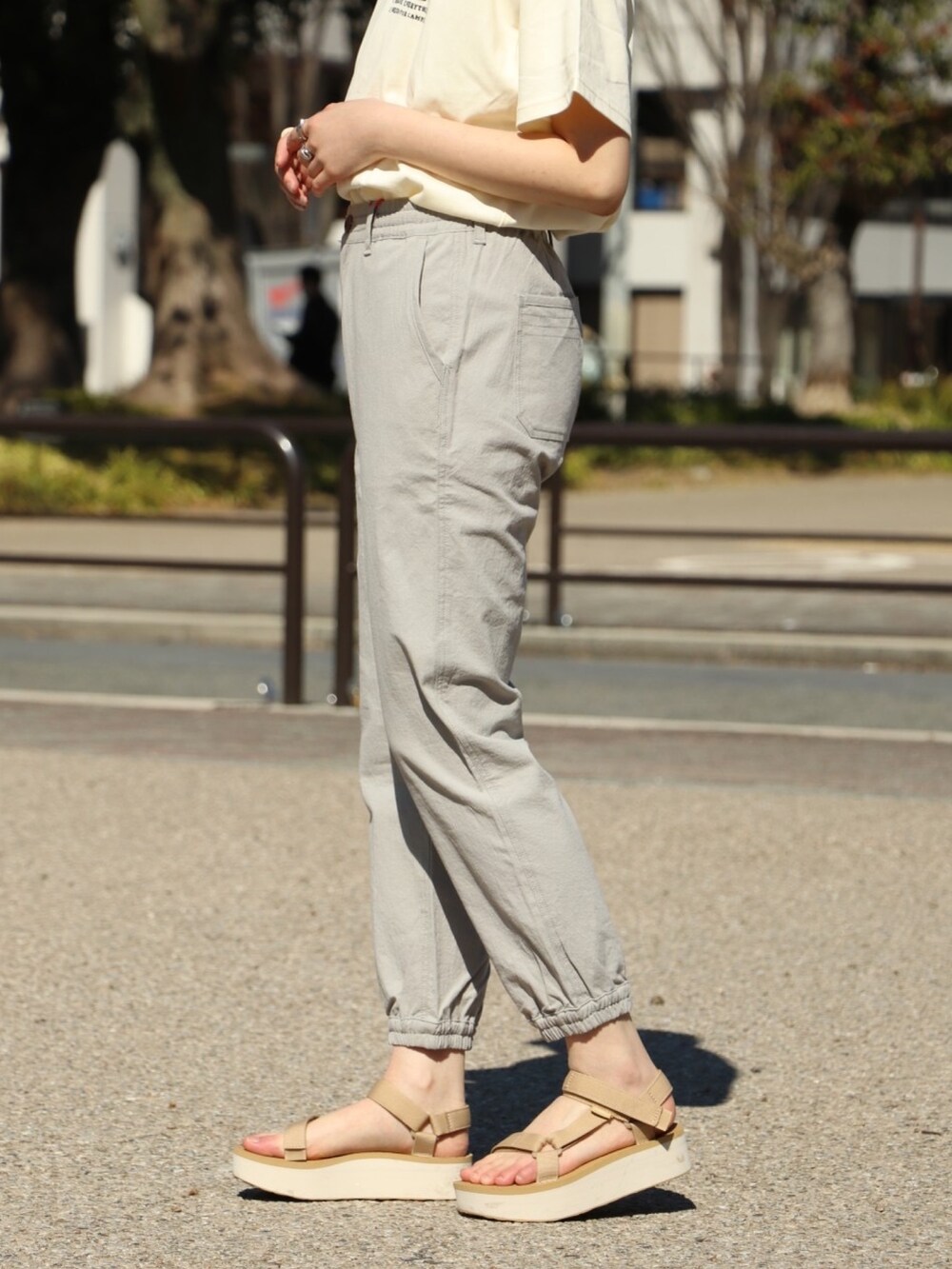 ホワイト系のTシャツ/カットソー、グレー系のその他パンツ、ブルー系のキャップを着用したレディースの春コーディネートの4枚目の写真