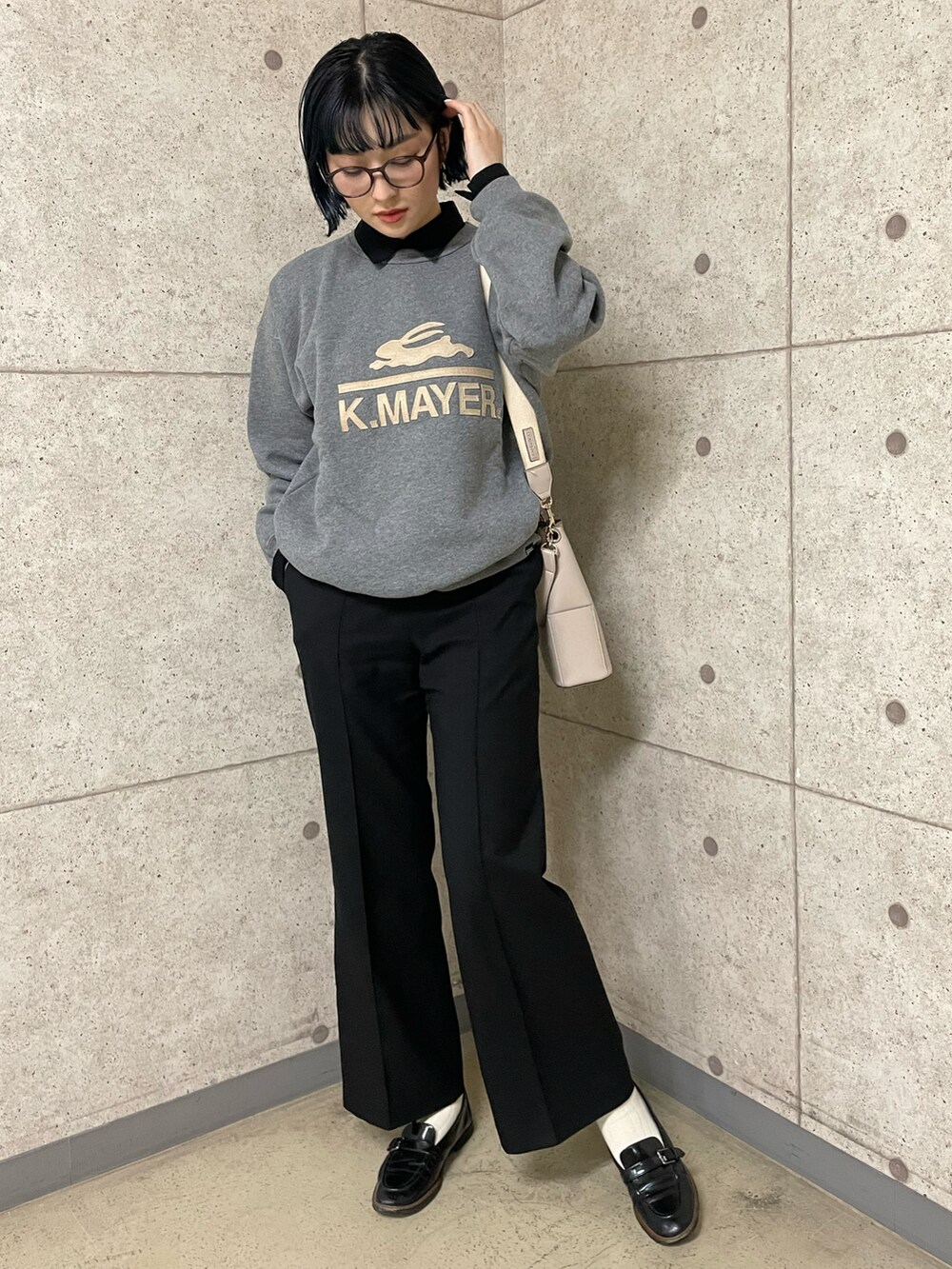 ブラック系のローファー、ブラック系のパンツ、グレー系のスウェットを着用したレディースの冬コーディネートの2枚目の写真