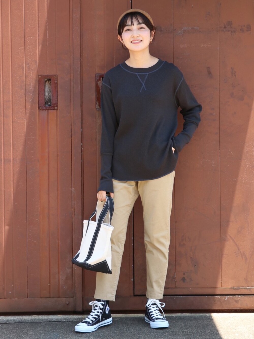 ベージュ系のチノパンツ、グレー系のTシャツ/カットソーを着用したレディースの夏コーディネートの2枚目の写真